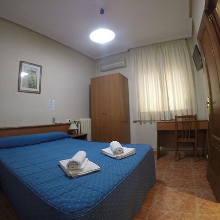 Hostal El Pilar Мадрид Екстериор снимка