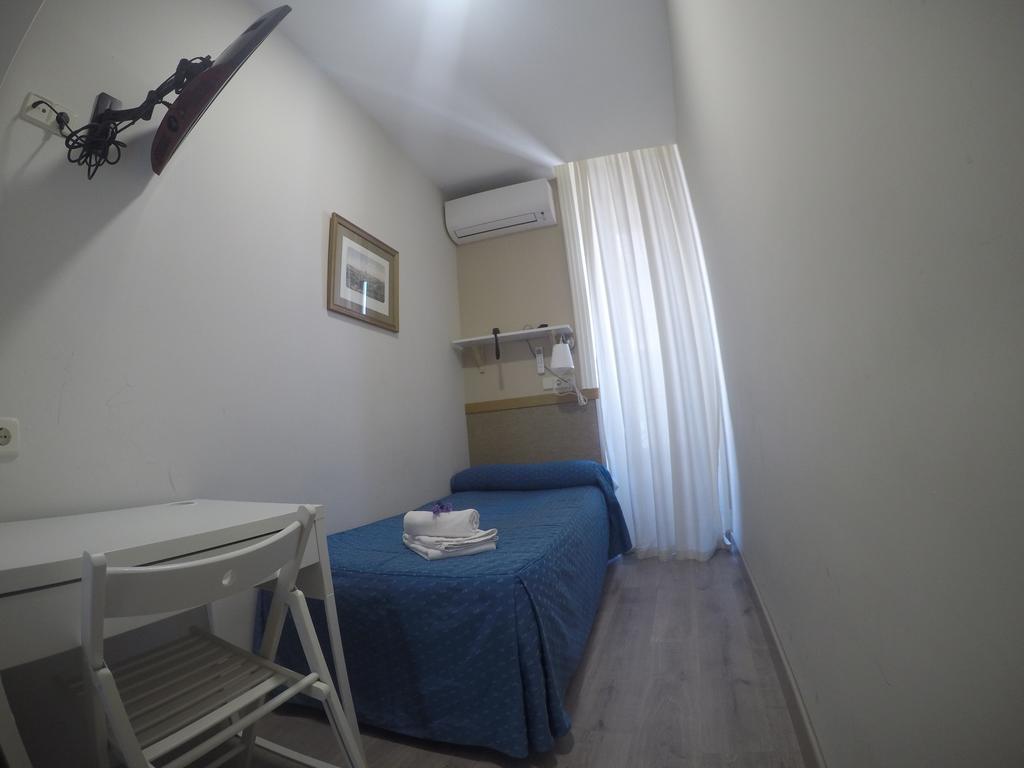 Hostal El Pilar Мадрид Екстериор снимка