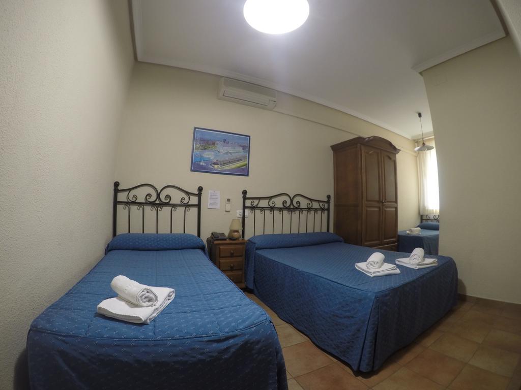 Hostal El Pilar Мадрид Екстериор снимка