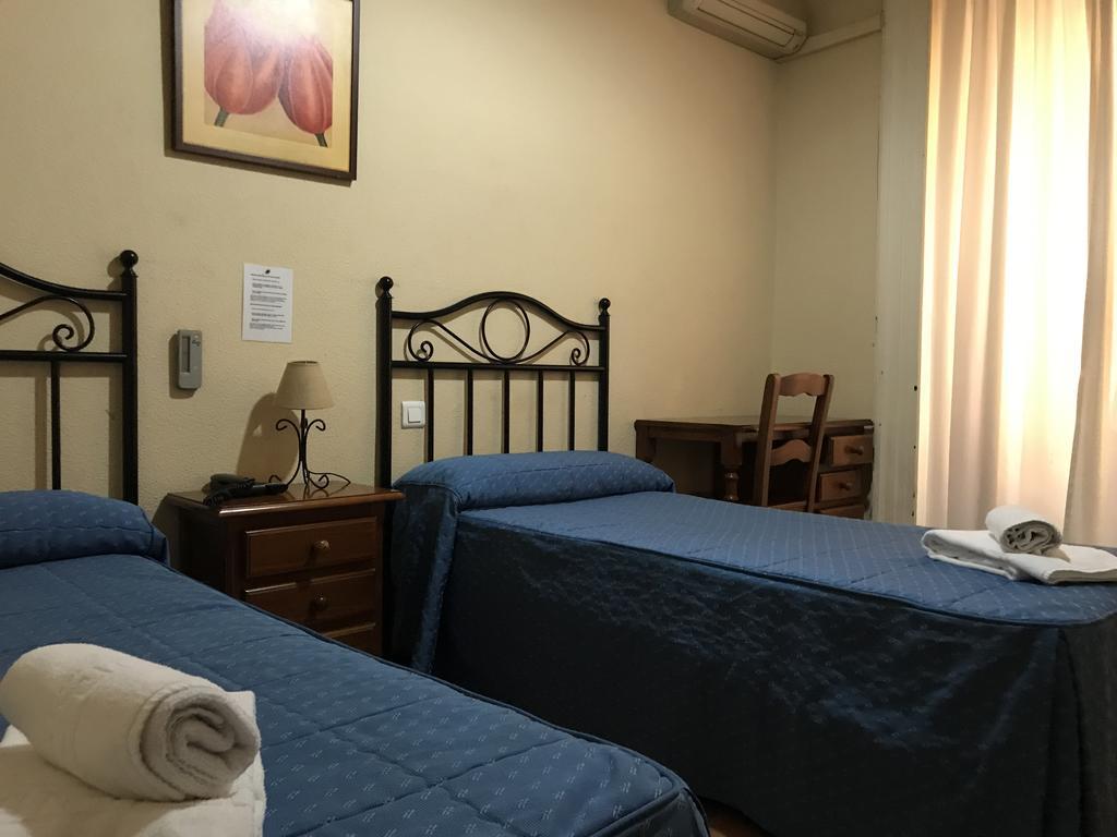 Hostal El Pilar Мадрид Екстериор снимка