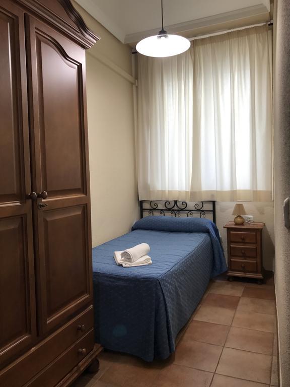 Hostal El Pilar Мадрид Екстериор снимка