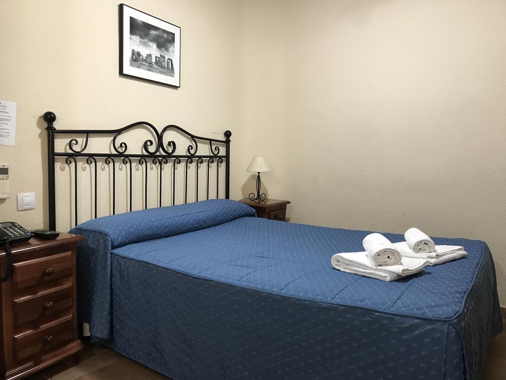 Hostal El Pilar Мадрид Екстериор снимка