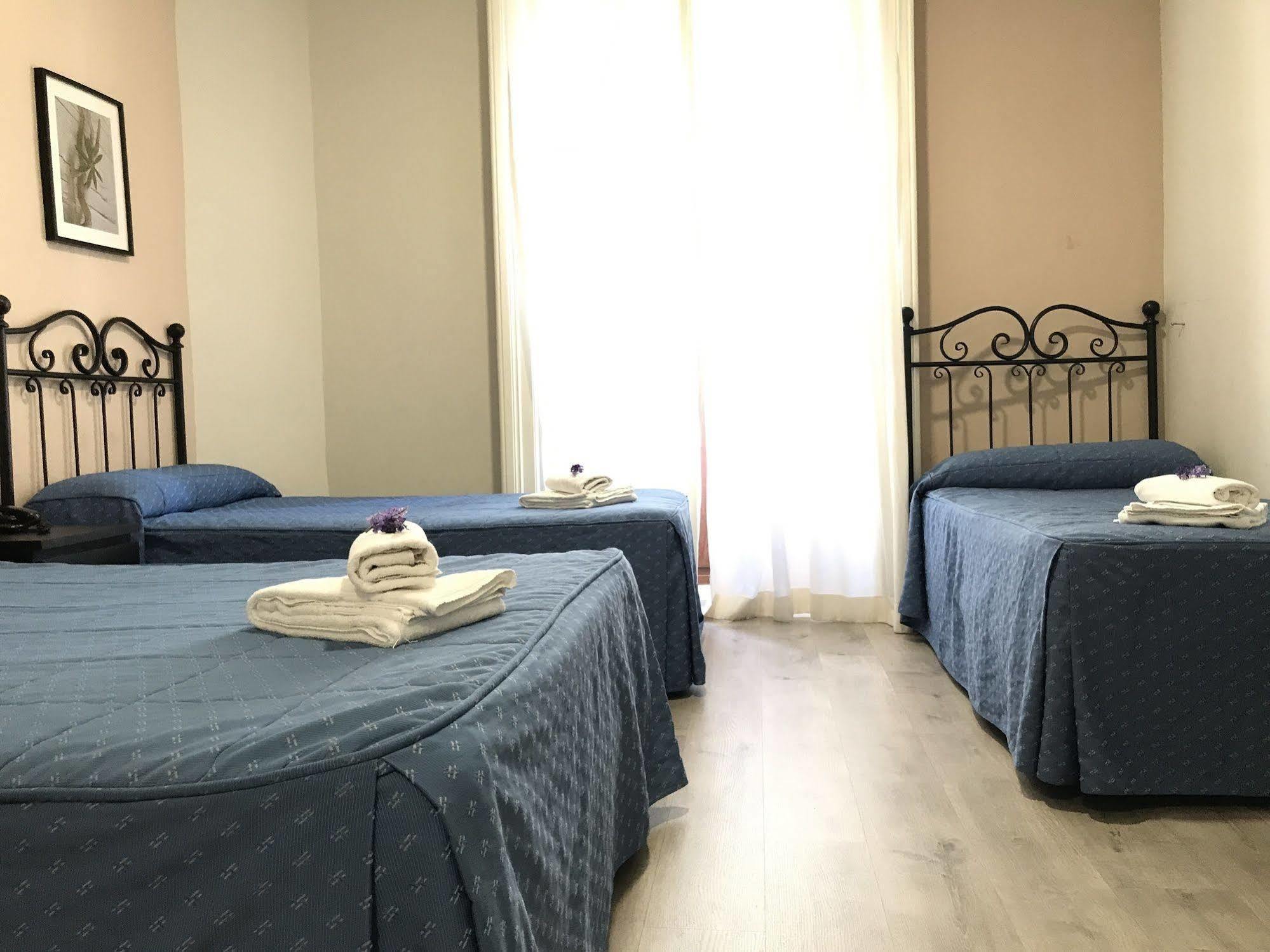 Hostal El Pilar Мадрид Екстериор снимка