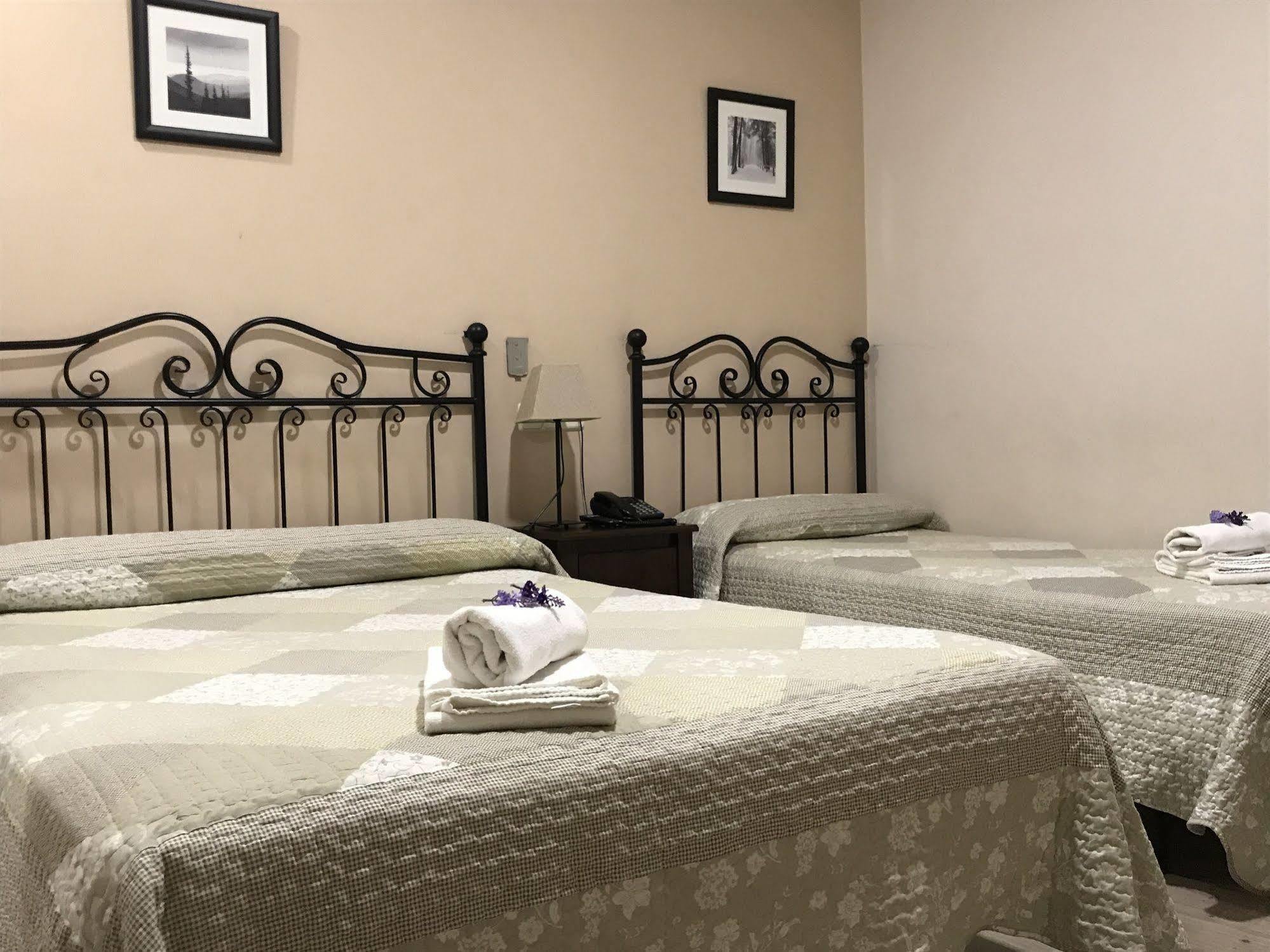 Hostal El Pilar Мадрид Екстериор снимка