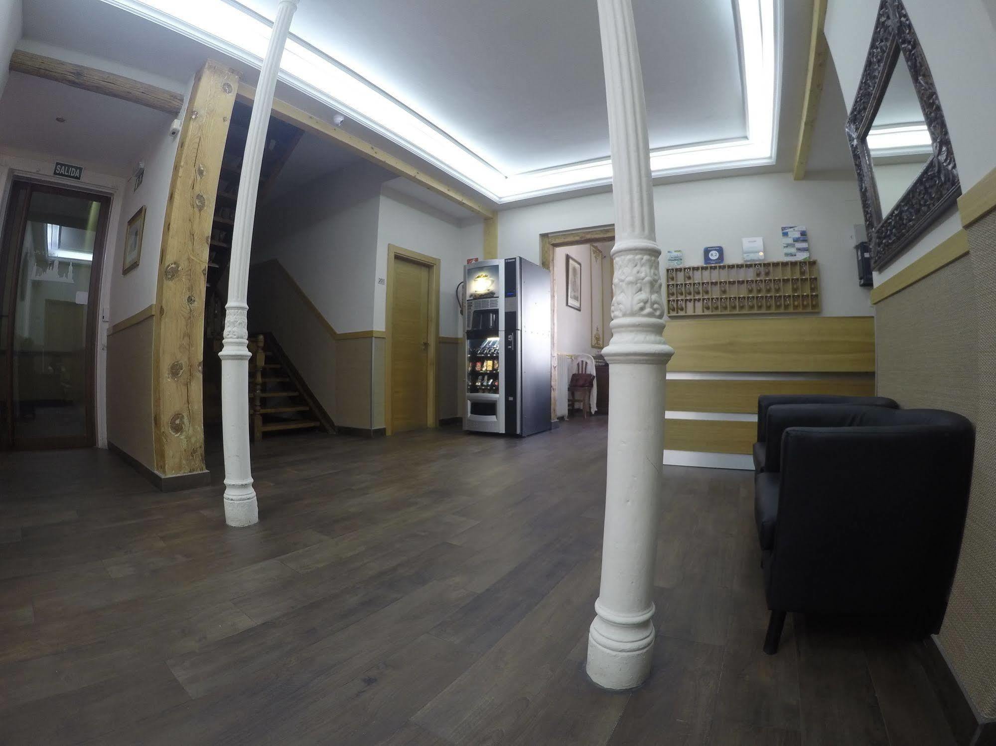 Hostal El Pilar Мадрид Екстериор снимка