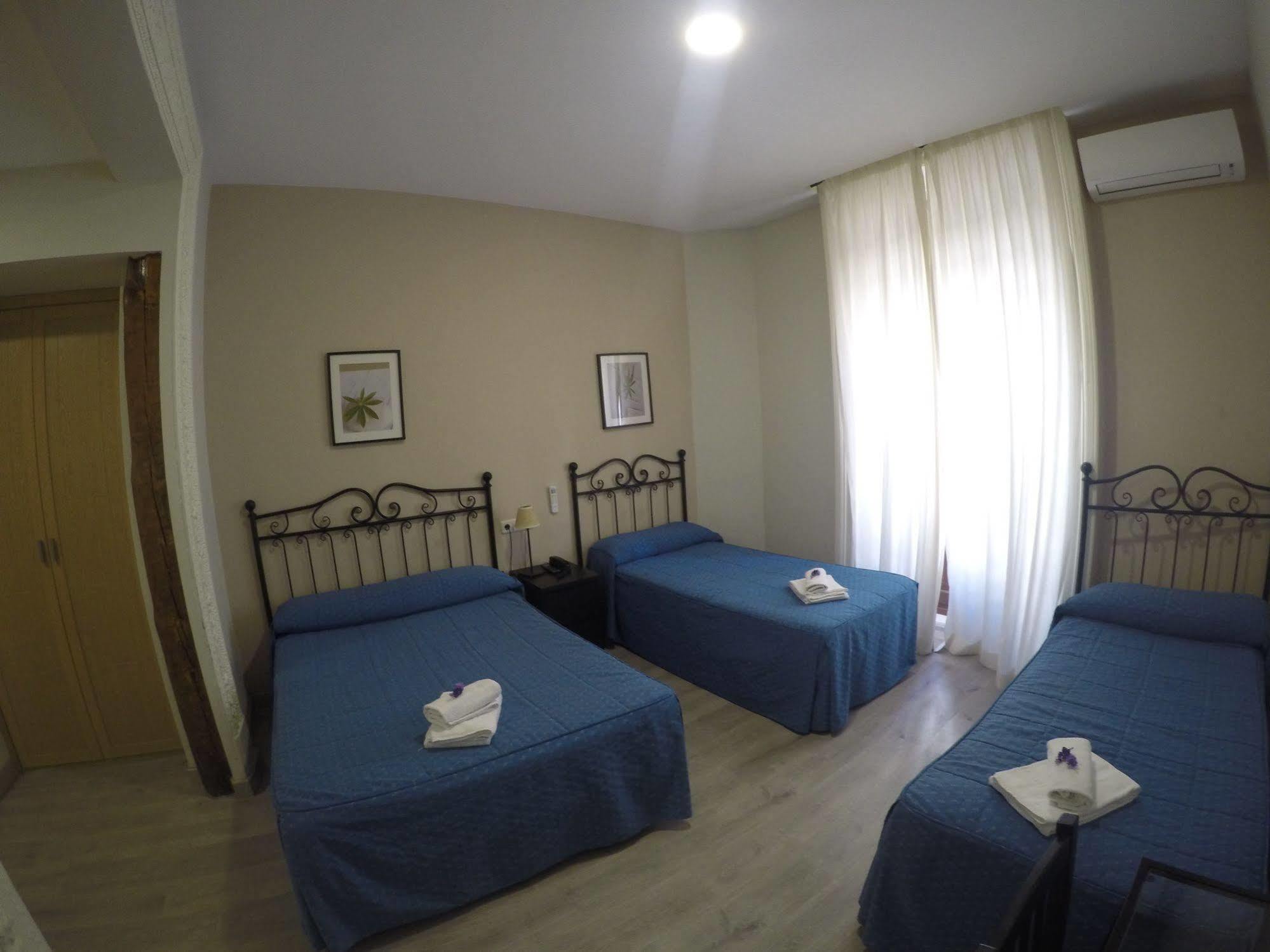 Hostal El Pilar Мадрид Екстериор снимка