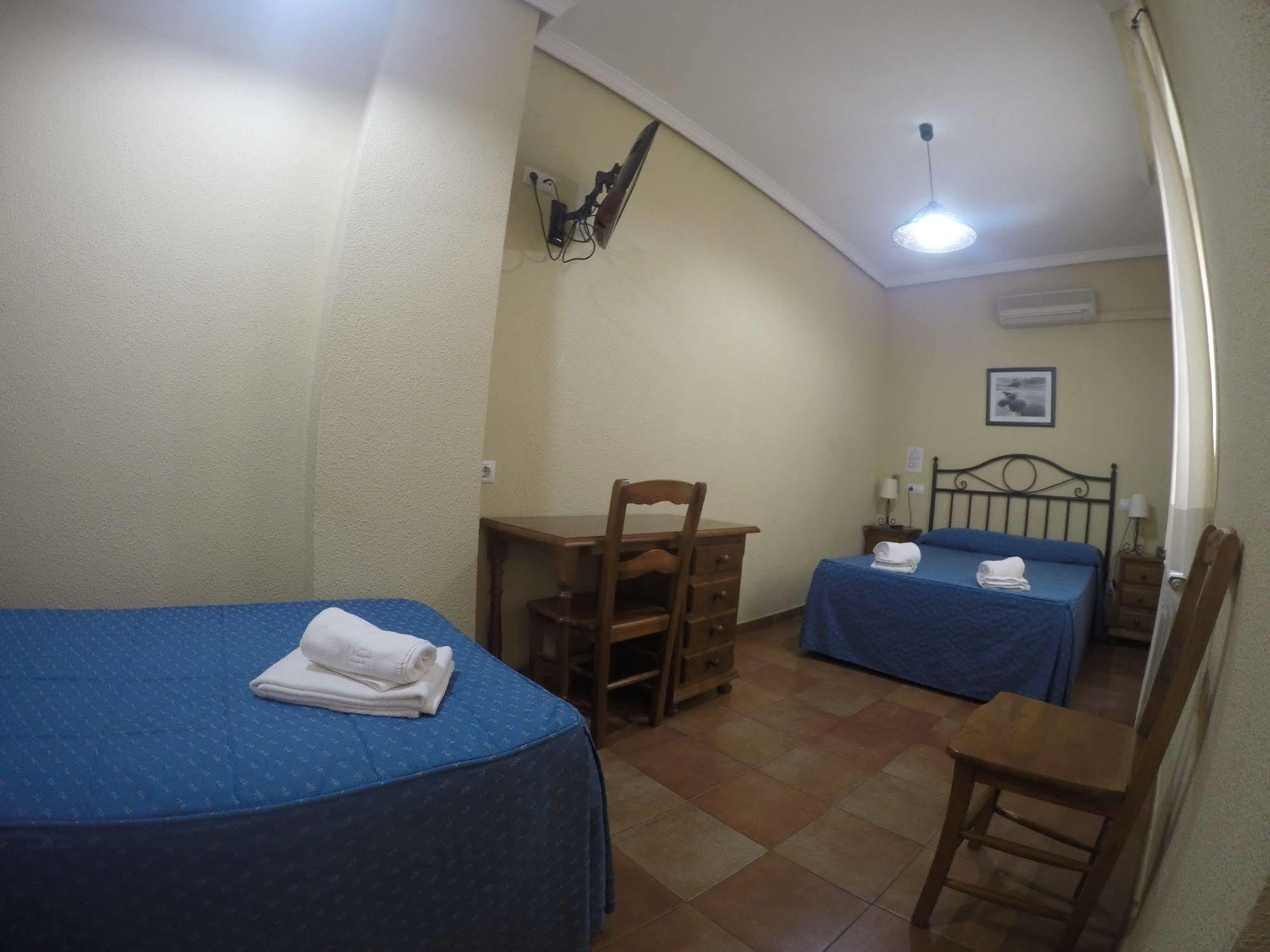 Hostal El Pilar Мадрид Екстериор снимка