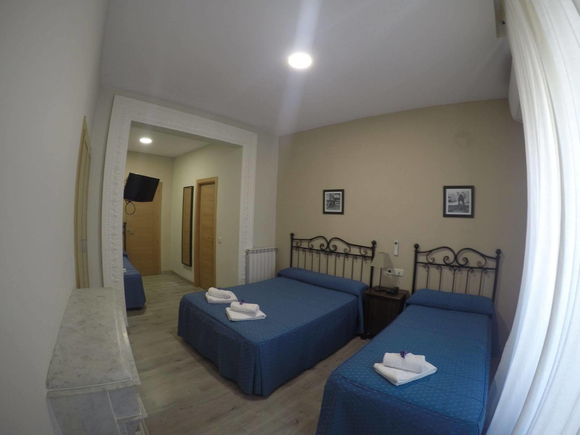 Hostal El Pilar Мадрид Екстериор снимка