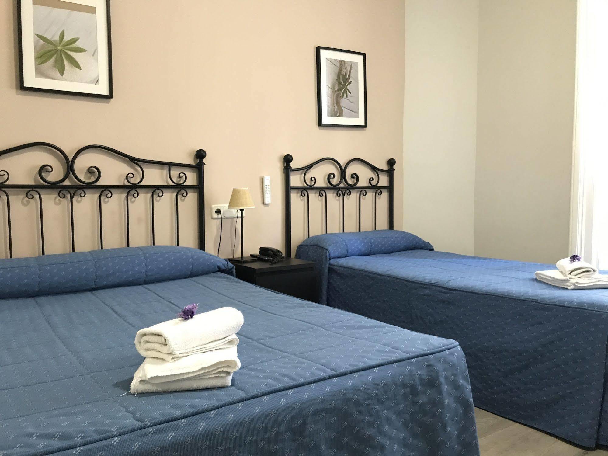 Hostal El Pilar Мадрид Екстериор снимка