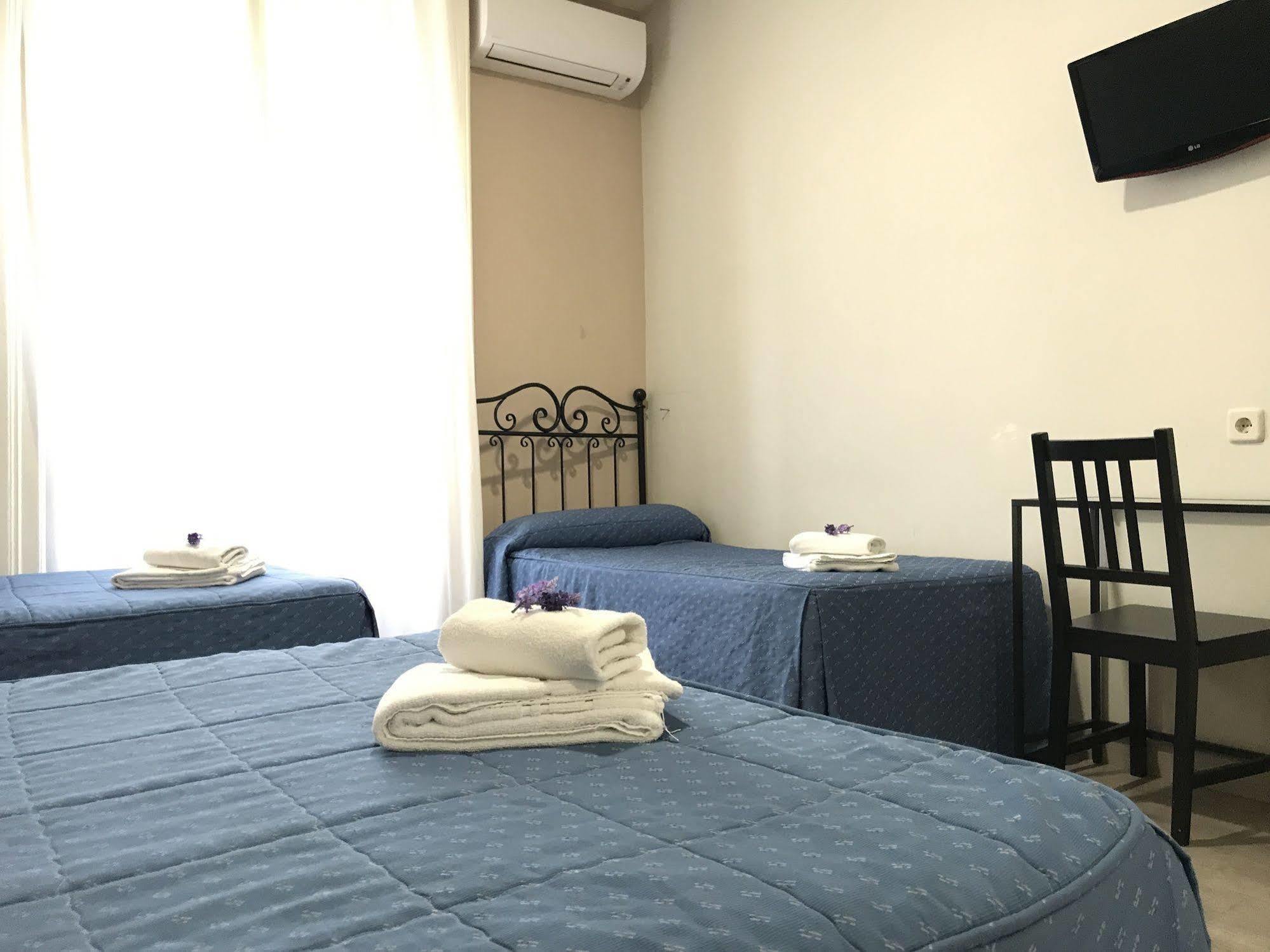 Hostal El Pilar Мадрид Екстериор снимка