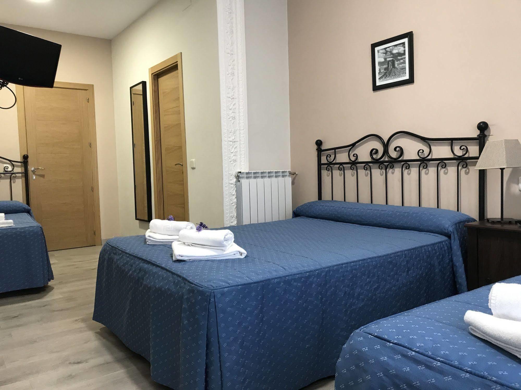 Hostal El Pilar Мадрид Екстериор снимка